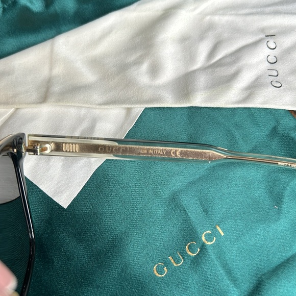 Gucci sunglasses worn once comes with case - Picture 8 of 8